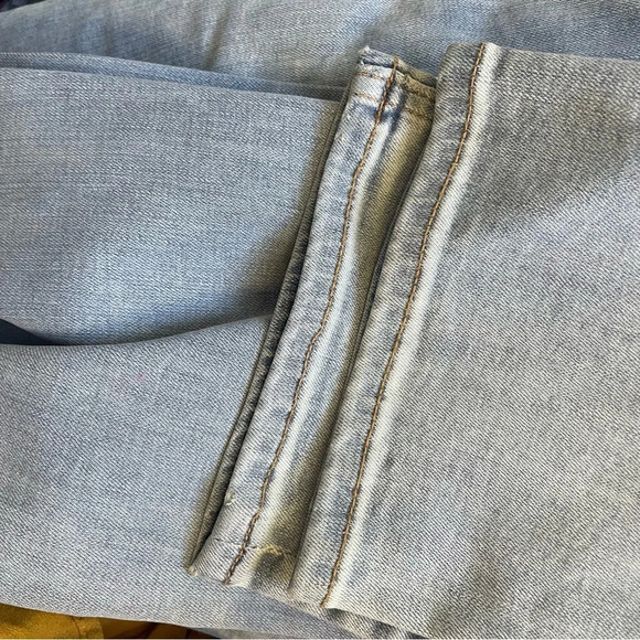 >70%OFF❣️Banana Republic Light Wash Jeans, 34, *Fashion Show Stock* Like NEW - Picture 9 of 13